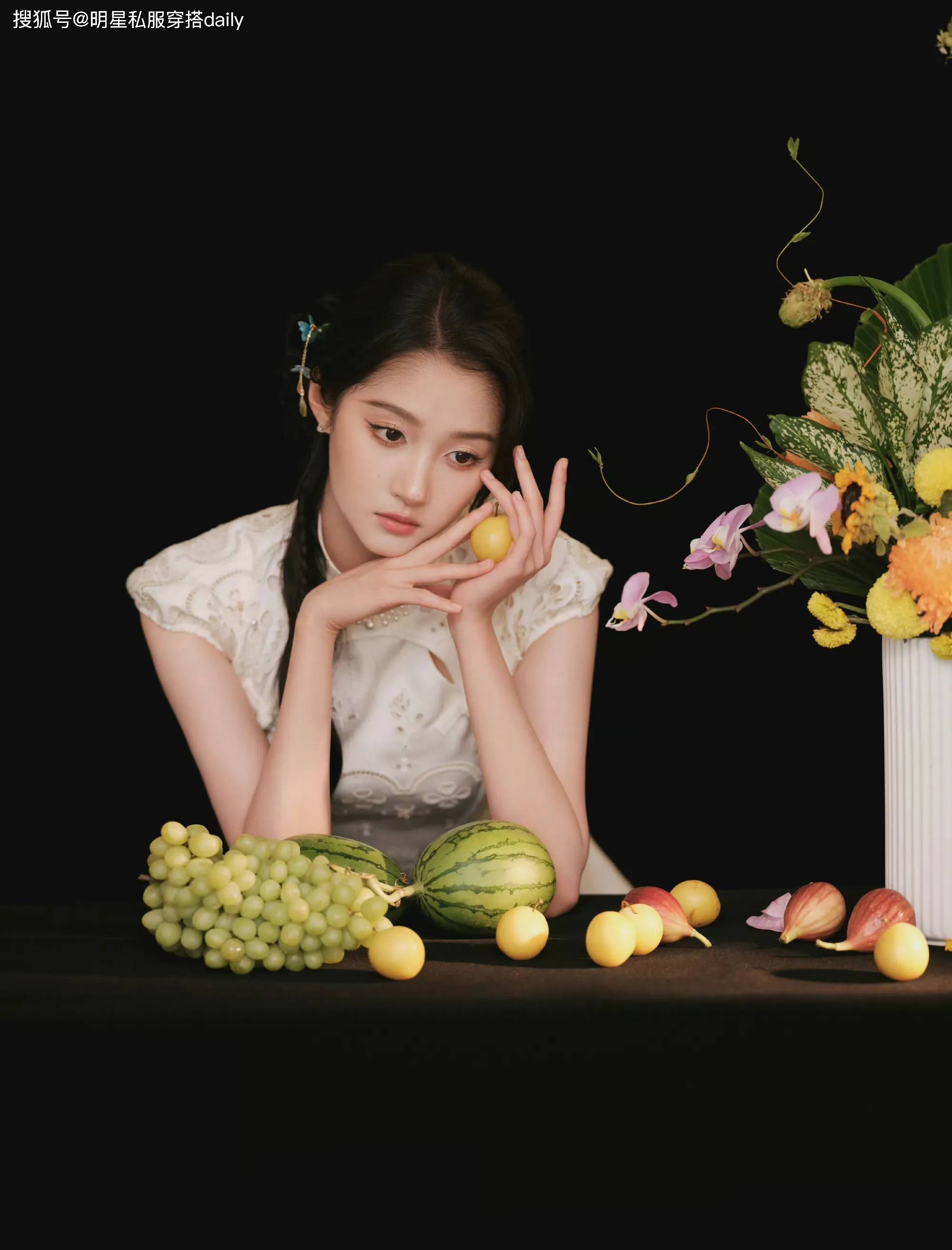 关晓彤又秀大长腿了！新中式旗袍短裙搭高跟鞋美得相当出挑了